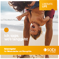 Reisebegleiter: Mutter spielt mit Kind am Strand