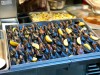 Typisch Türkisches Street-Food: Midye Dolma – Gefüllte Muscheln mit Zitrone liegen in einer Auslage