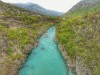 Fluss fließt zwischen zwei grünen Hügeln entlang