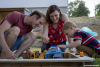 Philip, seine Schwester Teresa und ihr Sohn Tobias beim Spielen im Sandkasten