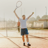 Tobias spielt Tennis mit Hämophilie