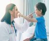 Ärztin und Kind fassen sich gegenseitig auf die Nase