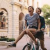 Junges Paar zusammen auf einem Fahrrad