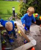 Max und Moritz spielen im Sandkasten