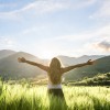 Frau steht im Feld