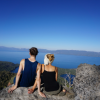 Anna und ihr Freund in den USA: Sitzen auf einem Felsen mit Blick auf einen großen See