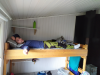 Erik liegt erschöpft auf dem Hochbett in einer Herberge
