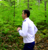 Arni joggt im Wald