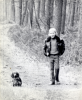 schwarz-weiß Bild von Hans' Kindheit im Wald, neben ihm ein Dackel