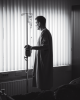 Bild von Hans im Krankenhaus, er sieht aus dem Fenster, sein Infusionsständer neben ihm - Aufnahme in schwarz-weiß