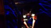 Junger Mann spielt Lasertag. Er lauert mit seiner Waffe hinter einer Wand auf den nächsten Gegner. Junger Mann spielt Lasertag. Er lauert mit seiner Waffe hinter einer Wand auf den nächsten Gegner.
