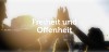 Eine Gruppe von Jugendlichen steht im Kreis. Sie lachen und geben sich ein High Five. Text darüber: Freiheit und Offenheit