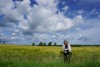 Anna und Kai in einem Feld stehend
