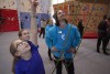Kinder vor der Kletterwand