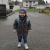 Kindergartenkind schaut in Kamera
