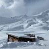 Hütte in Schneelandschaft