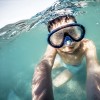 Junge taucht im Wasser